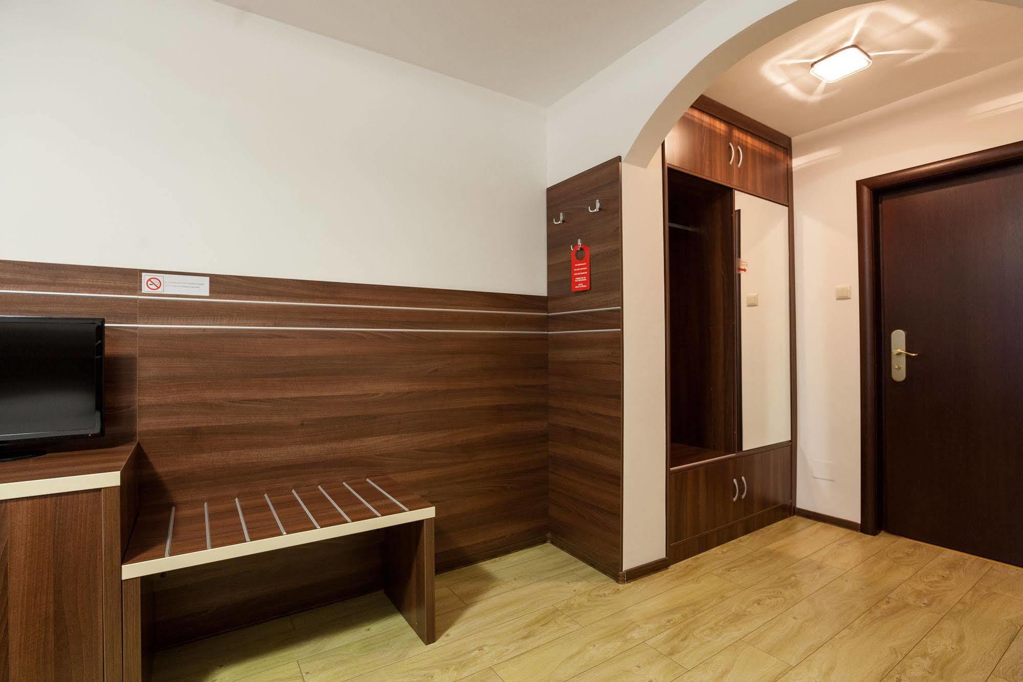 Hotel Nelisse Bucureşti Ngoại thất bức ảnh