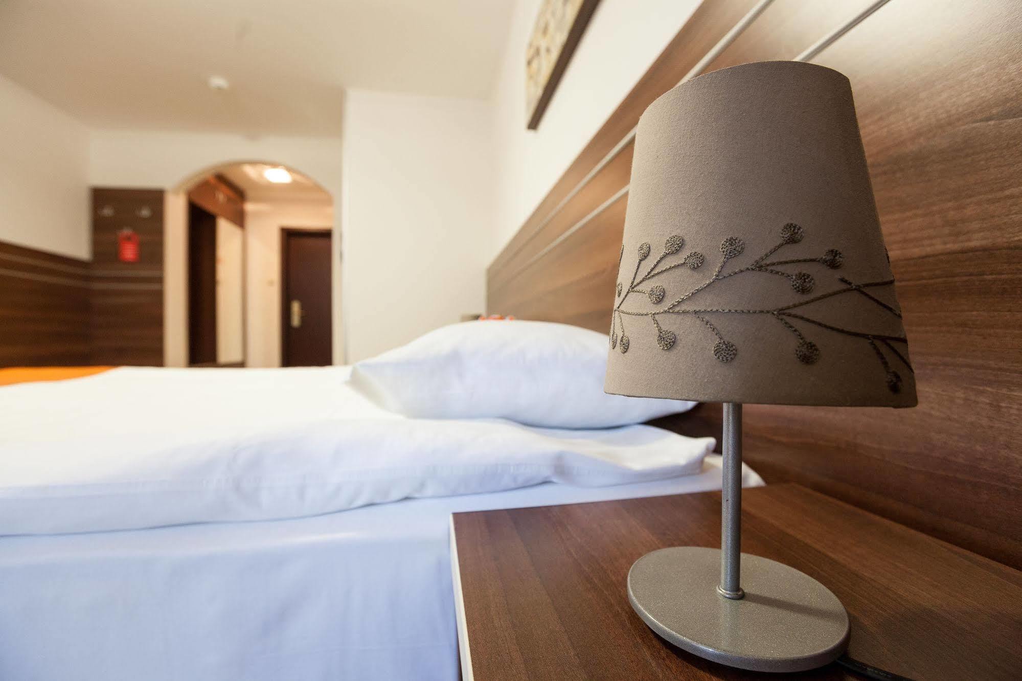 Hotel Nelisse Bucureşti Ngoại thất bức ảnh