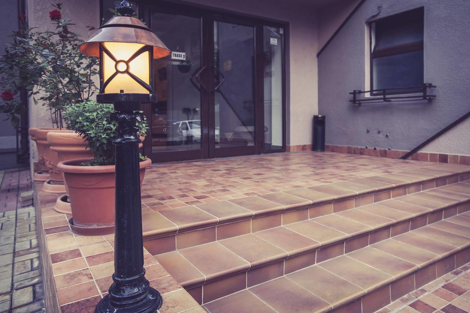 Hotel Nelisse Bucureşti Ngoại thất bức ảnh